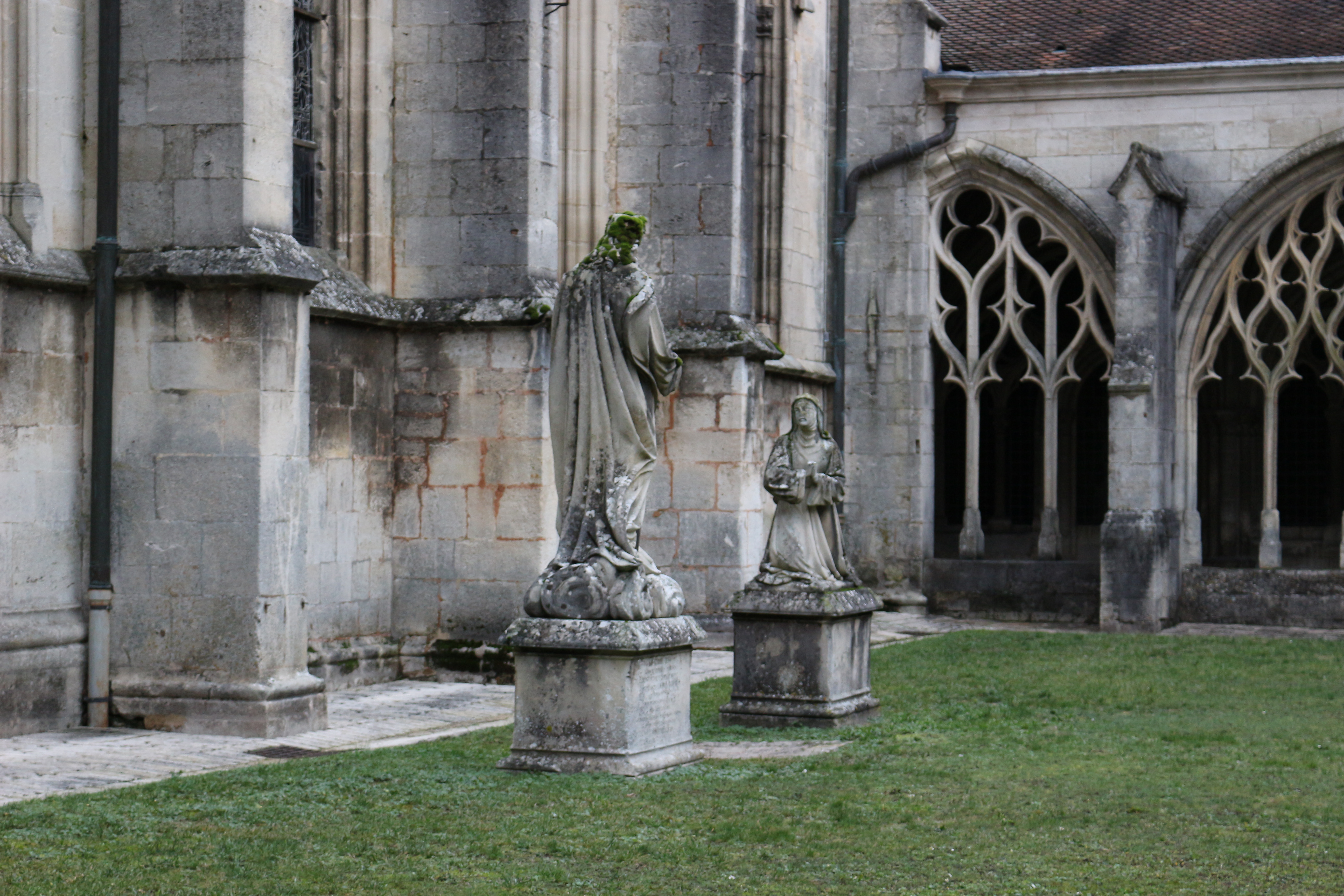 Verdun: Cloître, Marie en adoration devant Jésus.